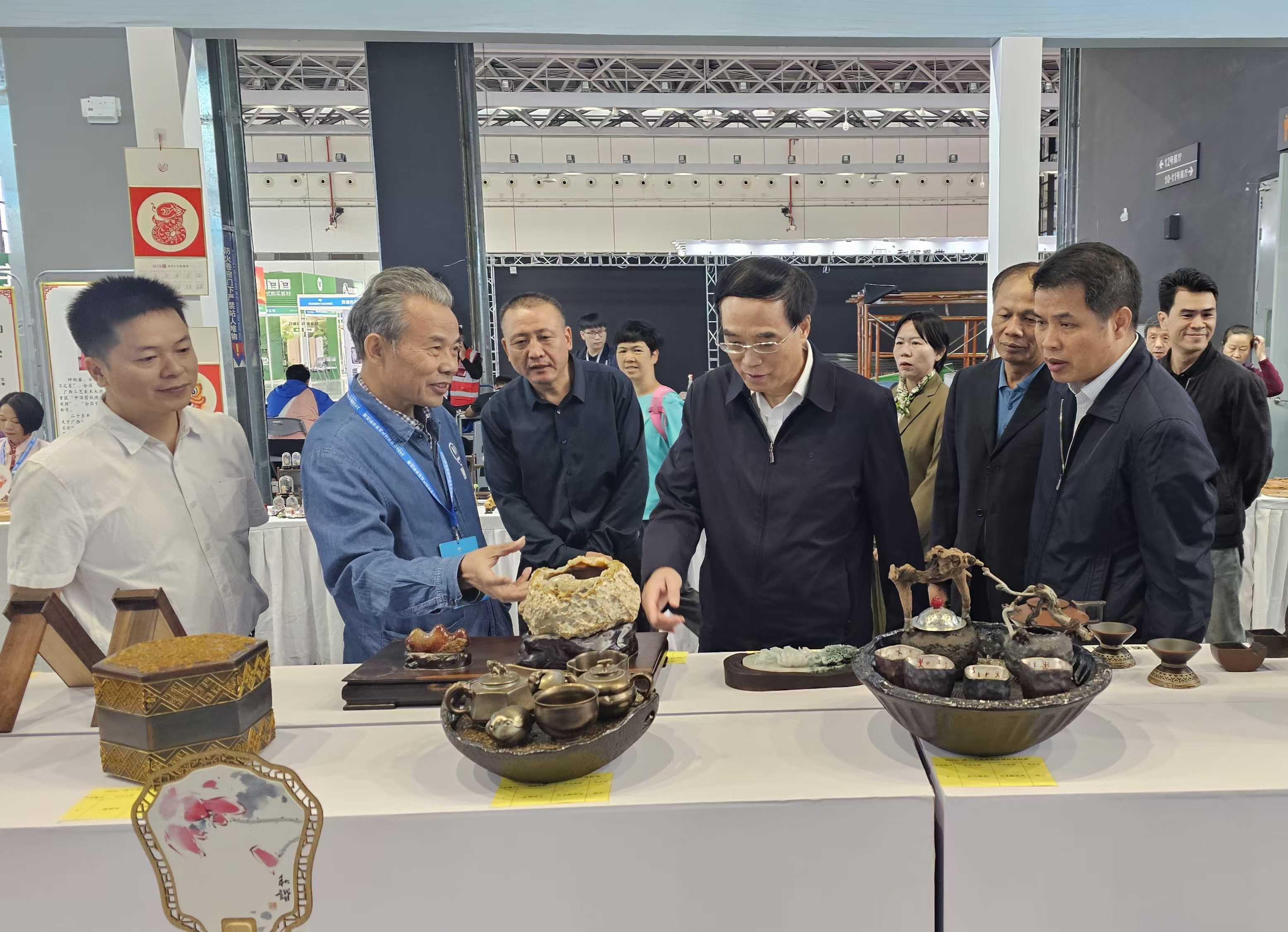 泛亚电竞“绘梦壮乡 艺脉相承”2024广西工艺美术精品展销活动在南宁市开幕(图1)