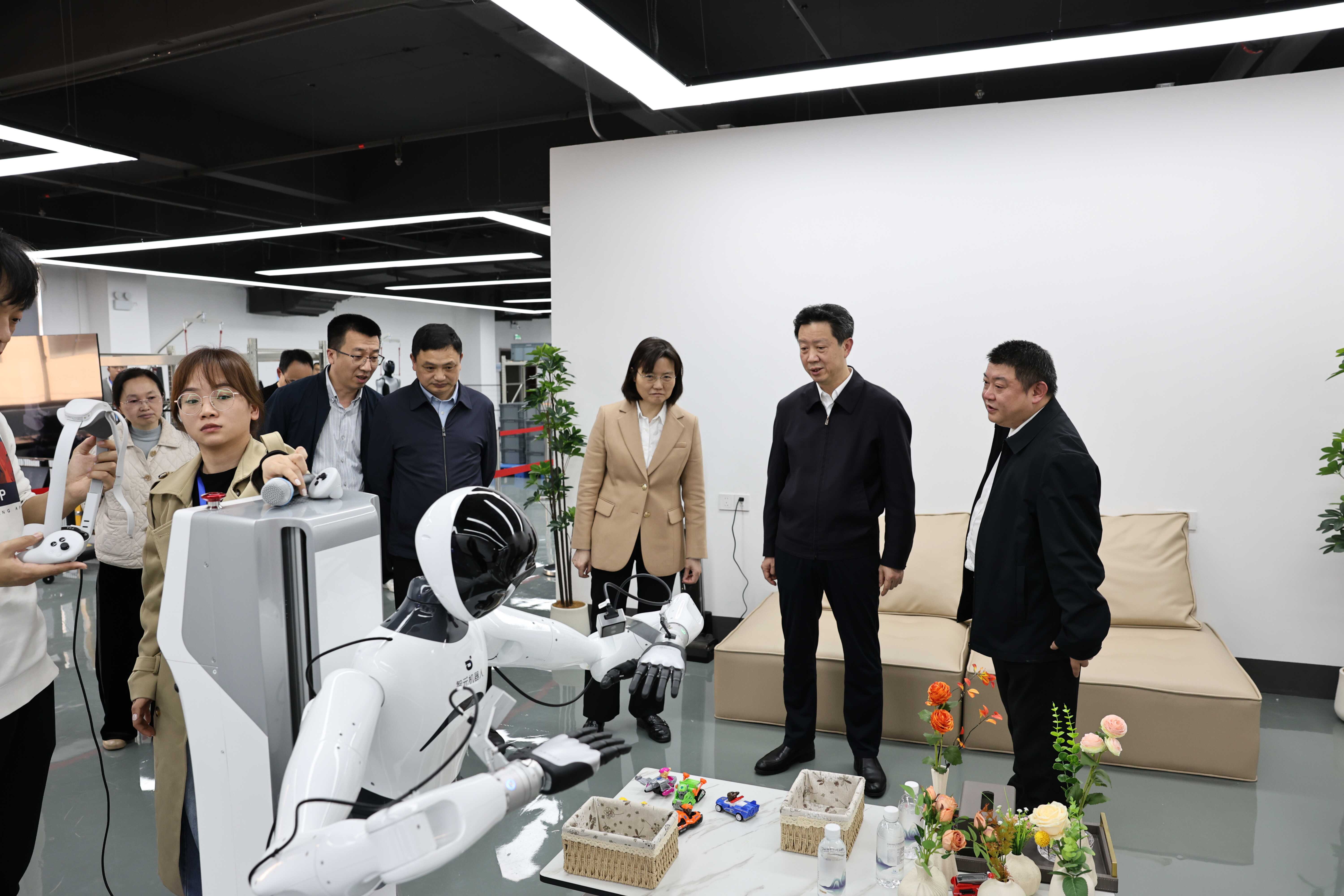 自治区工业和信息化厅领导到直属学校调研(图1)